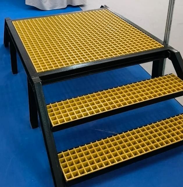 Plateforme et marches d'escalier en caillebotis PRV jaune découpé sur mesure
