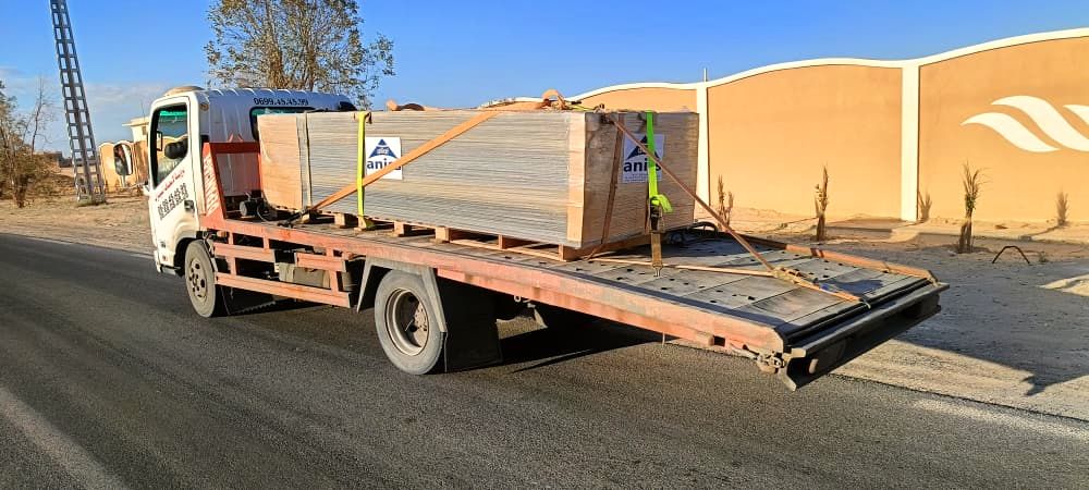 Camion plateau livrant des palettes de caillebotis PRV Aniss Aliaf