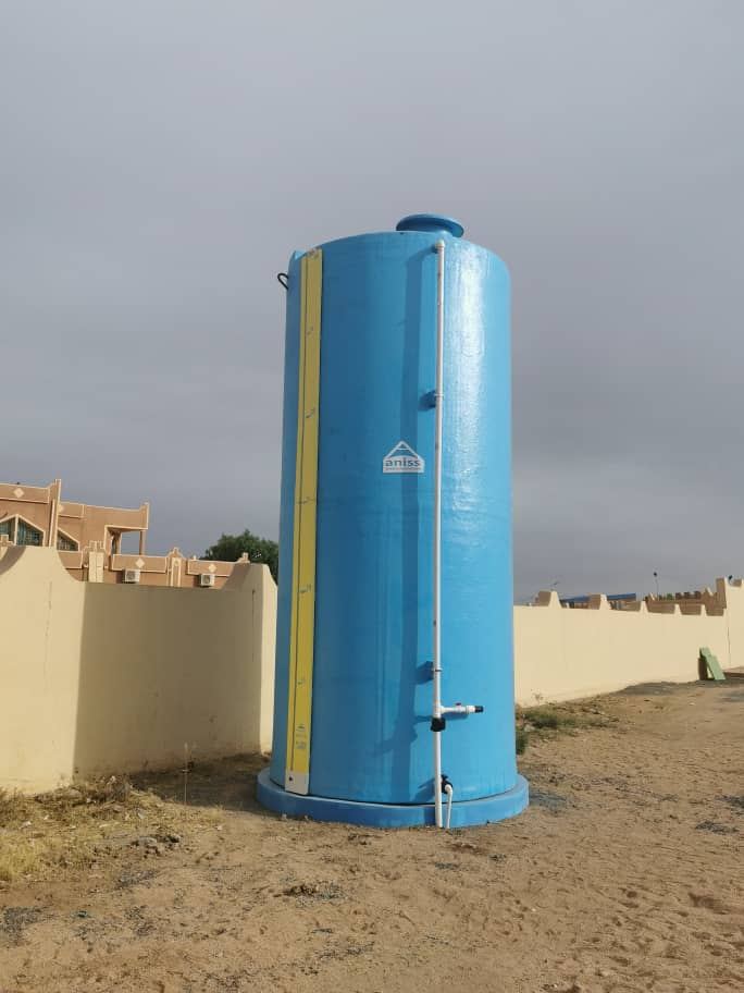 Citerne verticale PRV bleue avec jauge de niveau, installée sur site