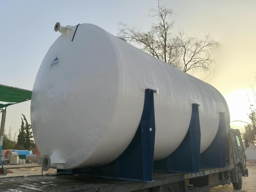 Citerne horizontale PRV blanche sur berceaux acier, chargée sur camion