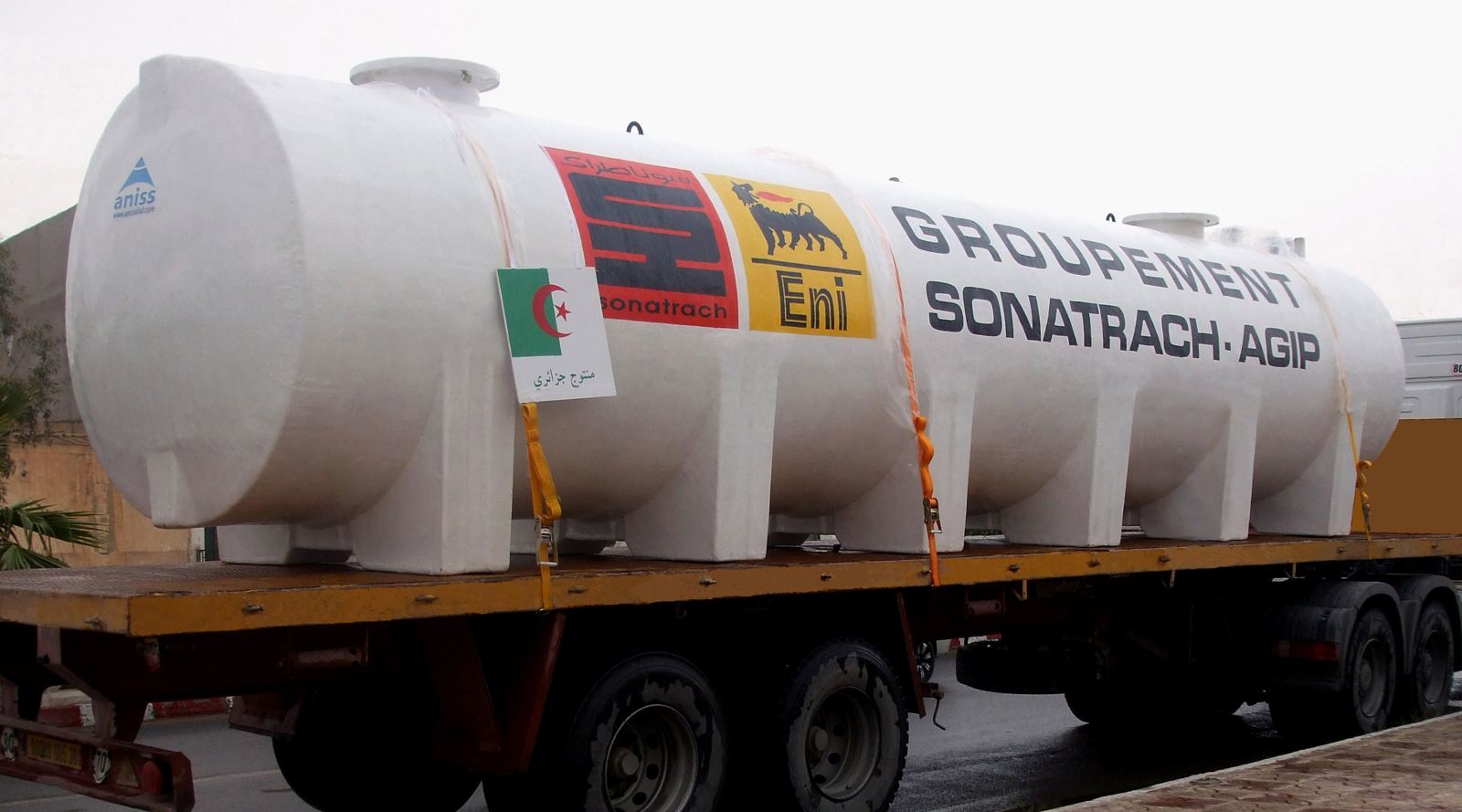 Grande citerne horizontale PRV blanche aux couleurs du Groupement Sonatrach-Agip, sur semi-remorque
