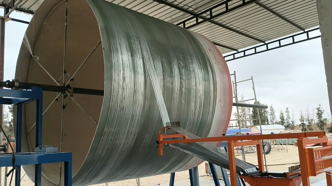Machine d'enroulement filamentaire enroulant la fibre de verre sur une virole de grand diamètre