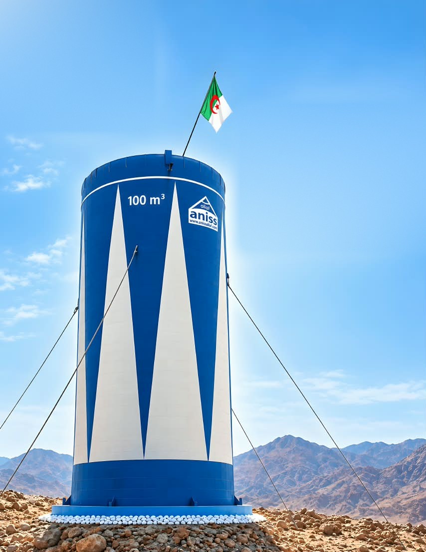 Réservoir vertical PRV de 100 m³ bleu et blanc pour eau potable, haubané, installé en montagne